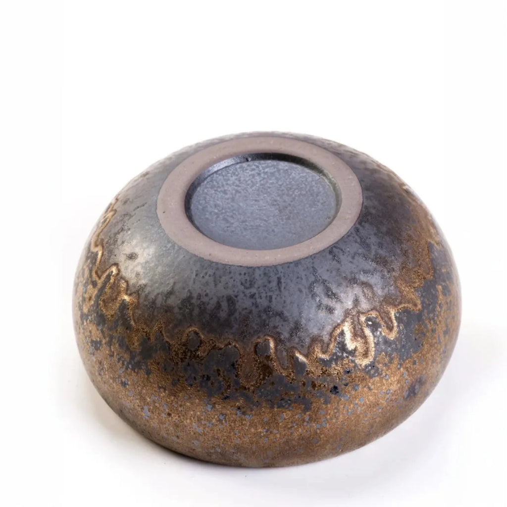 Gros plan sur le bol tenmoku cuivre mouchete - set matcha Asahi
