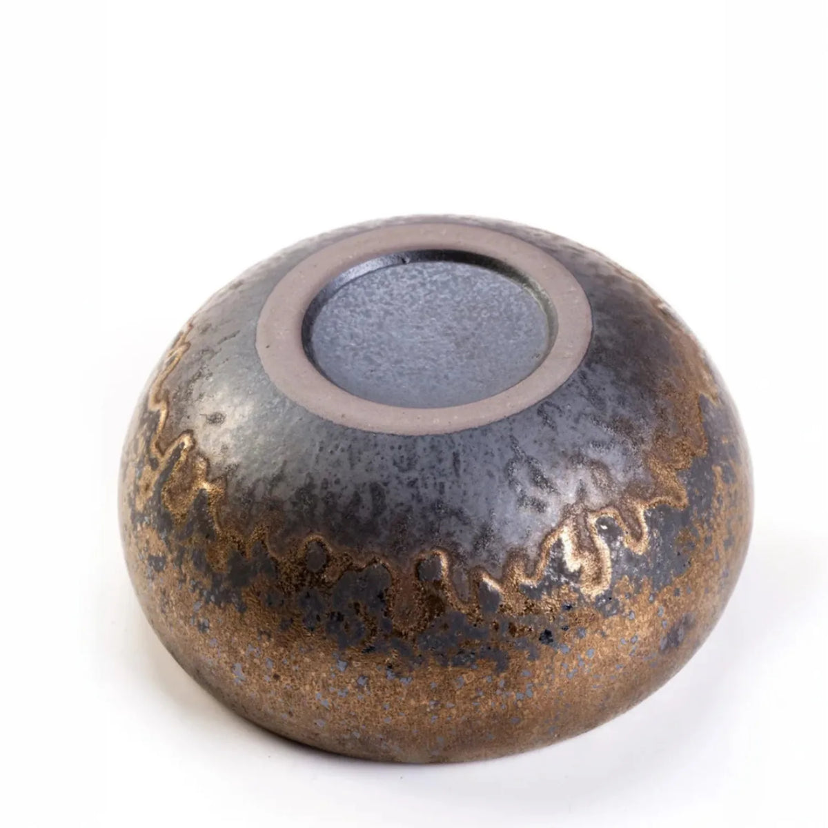 Gros plan sur le bol tenmoku cuivre mouchete - set matcha Asahi