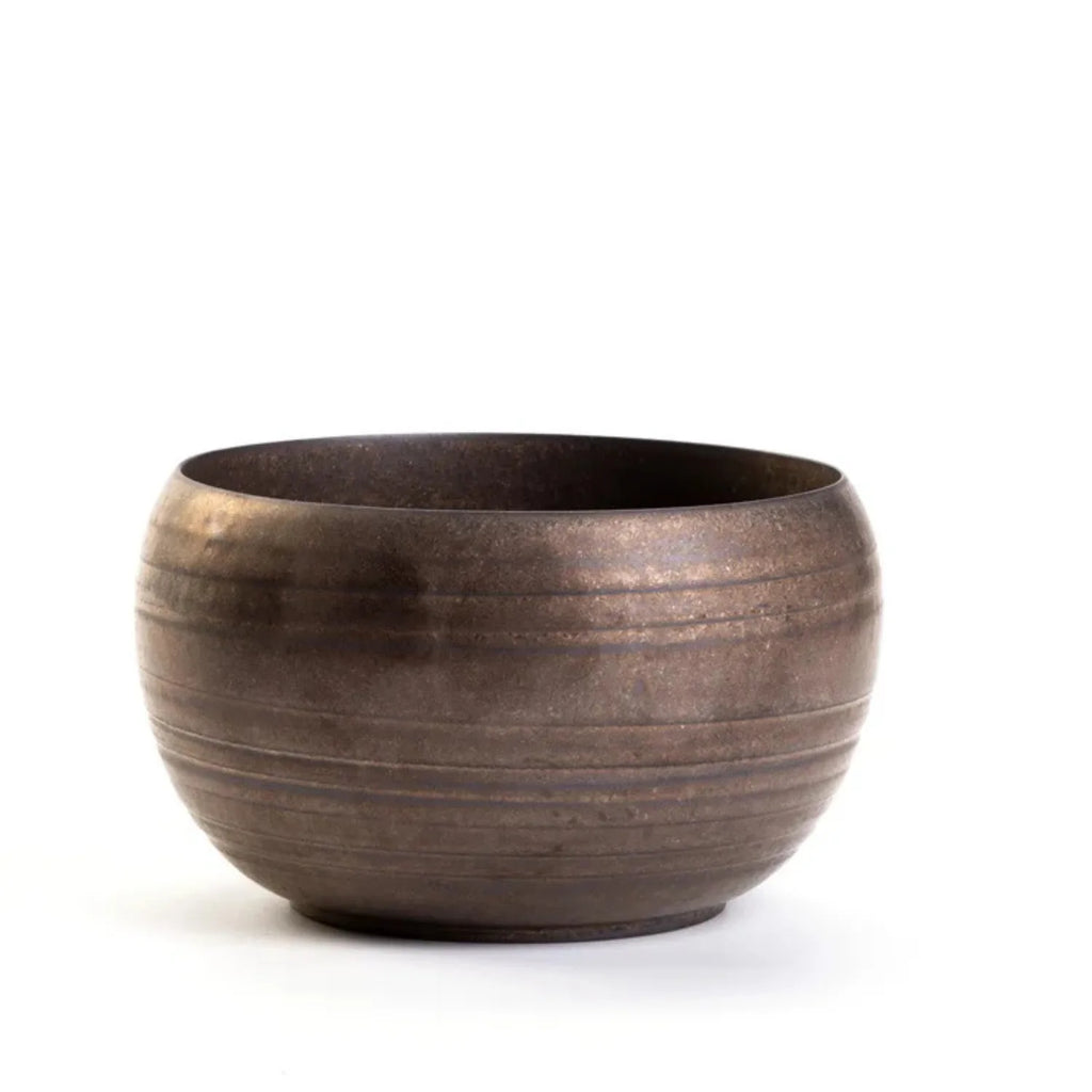 Gros plan sur le bol tenmoku sombre strie - set matcha Asahi
