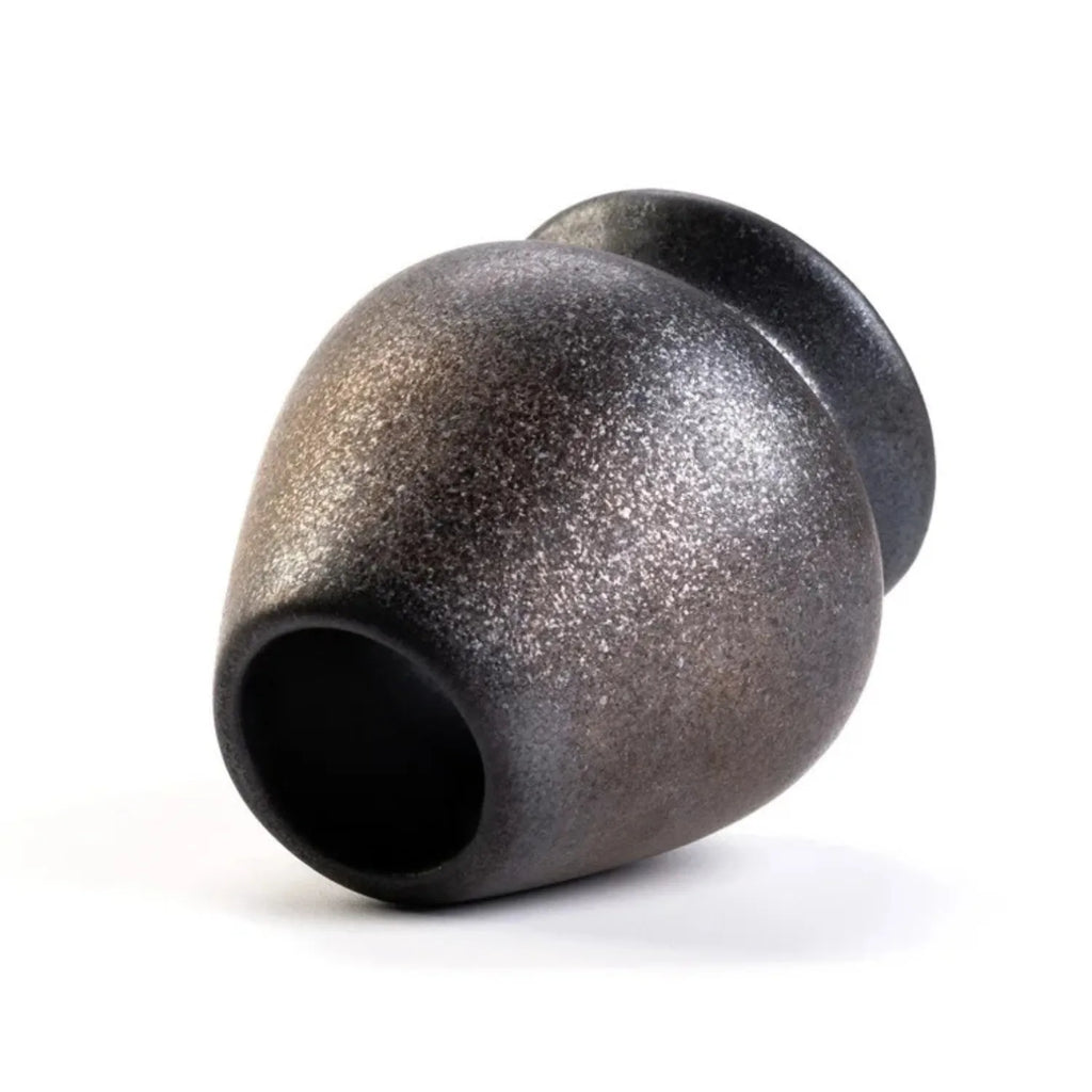 Gros plan sur le support noir metallise du chasen - set matcha Asahi