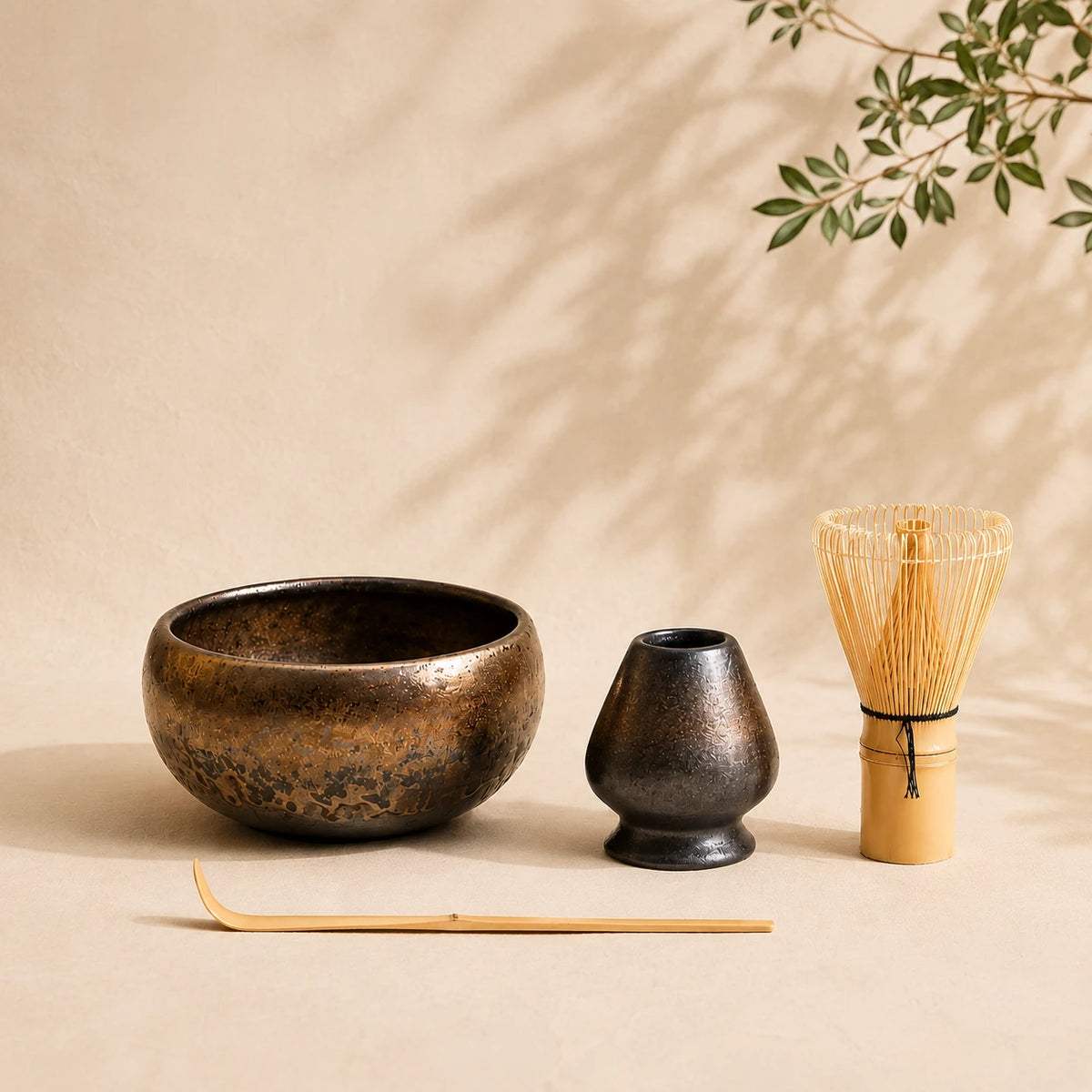 Set matcha Asahi coloris tenmoku cuivre - bol chawan bronze mouchete avec support noir et chasen sur fond beige