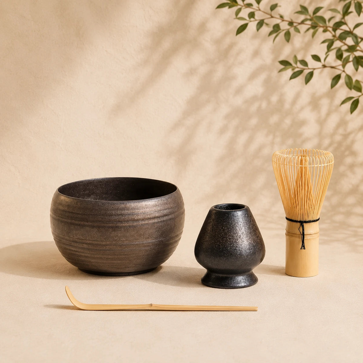 Set matcha Asahi coloris tenmoku sombre - bol chawan noir brun avec support noir et chasen sur fond beige
