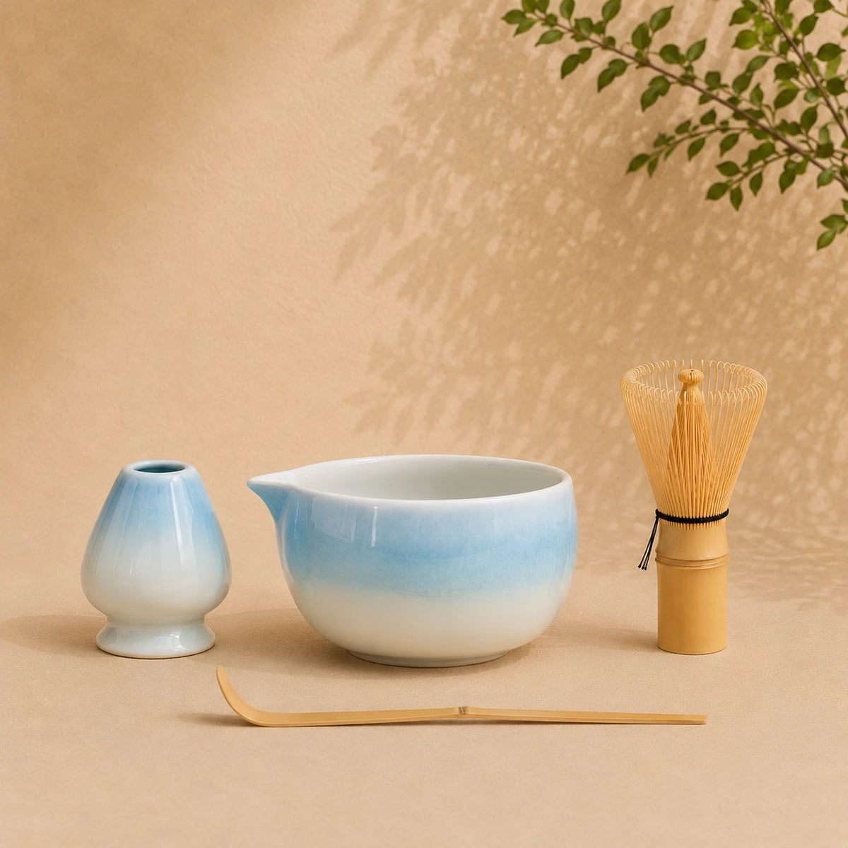 Set matcha Awa coloris bleu degrade - bol verseur et support emaille bleu sur fond beige