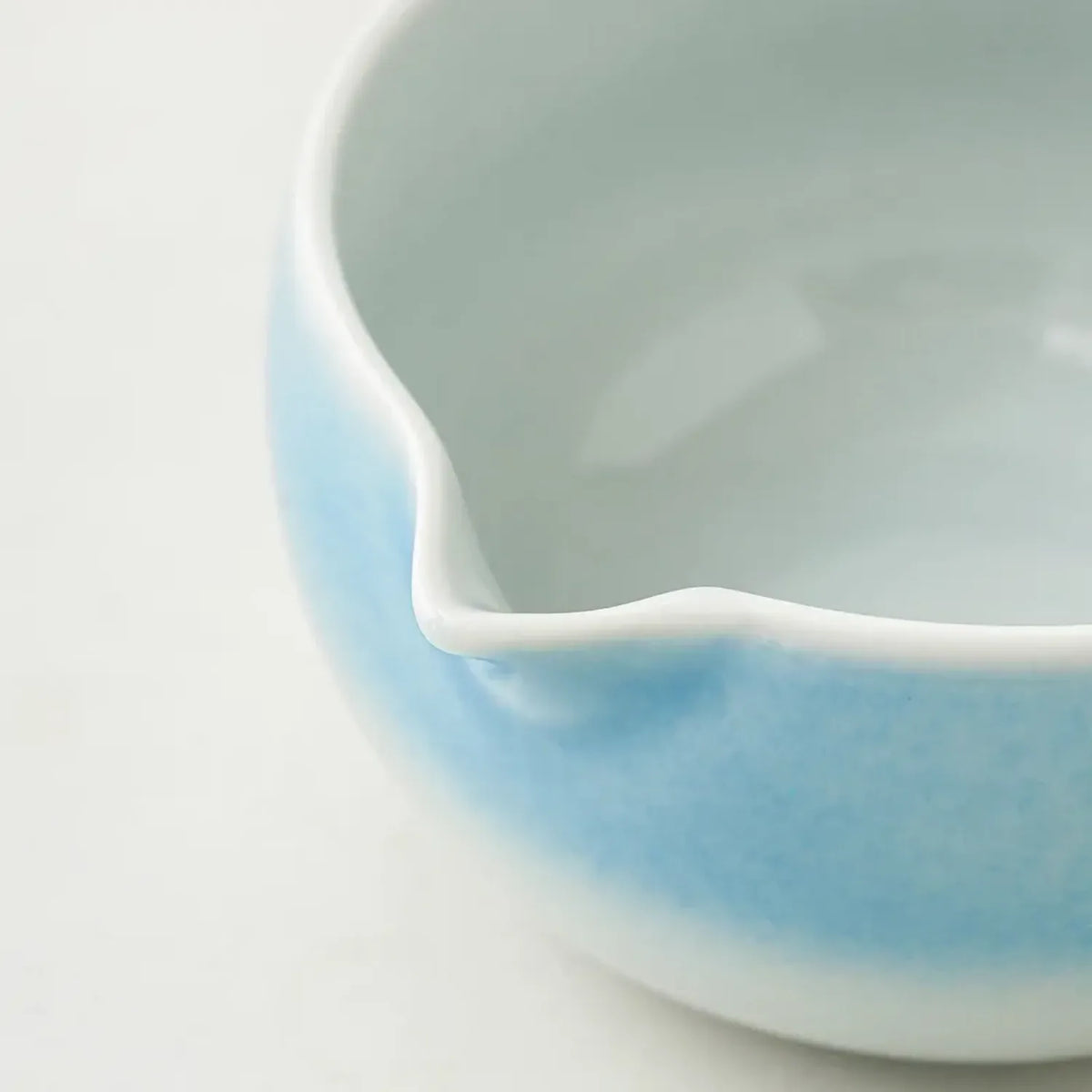 Gros plan sur le bec verseur du bol bleu degrade - set matcha Awa