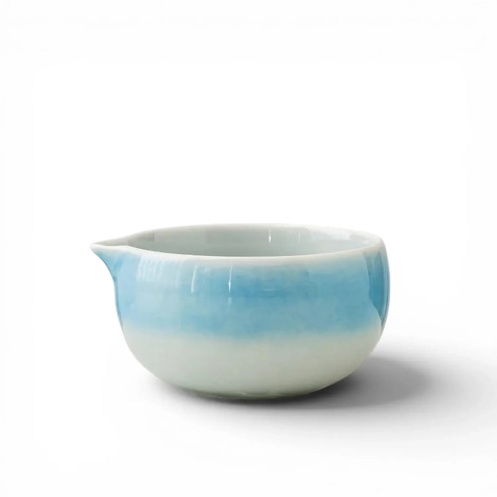 Gros plan sur le bol verseur emaille bleu degrade - set matcha Awa