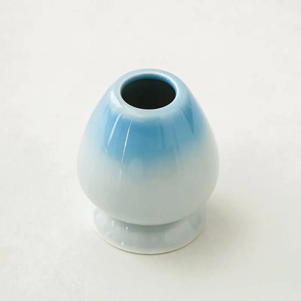 Gros plan sur le support bleu degrade du chasen - set matcha Awa