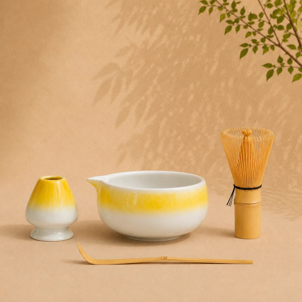 Set matcha Awa coloris jaune degrade - bol verseur et support emaille jaune sur fond beige