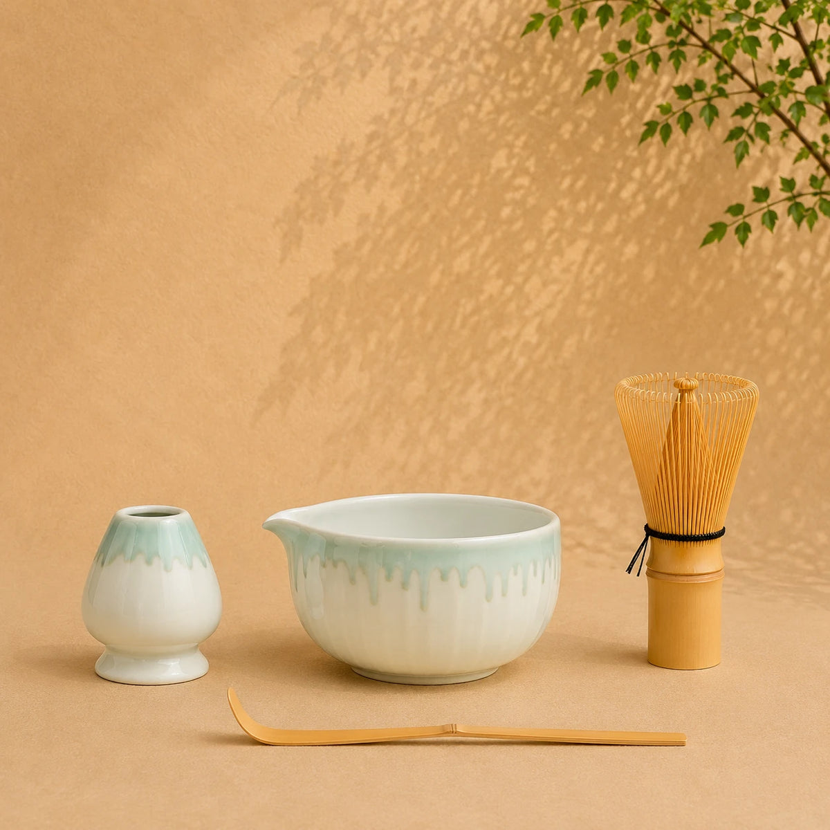 Set matcha Awa coloris blanc céladon strié - bol verseur et support en porcelaine blanche aux coulures vert céladon sur fond beige