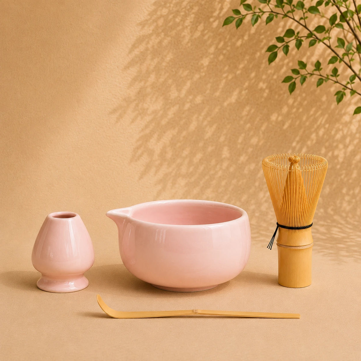 Set matcha Awa coloris rose poudre - bol verseur et support emaille rose sur fond beige