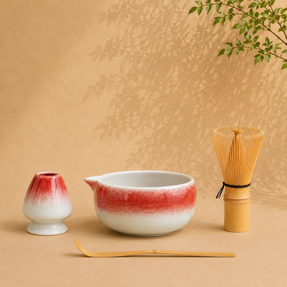 Set matcha Awa coloris rouge degrade - bol verseur et support emaille rouge sur fond beige