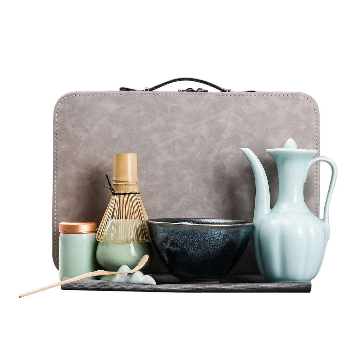 Set matcha Chado coloris bol noir - coffret de voyage avec bol noir et accessoires celadon sur fond blanc
