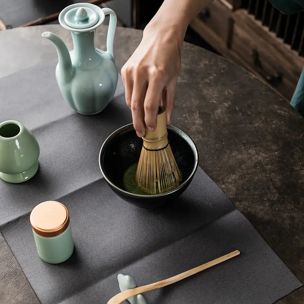 Geste de preparation avec fouet bambou sur le bol noir du set matcha Chado