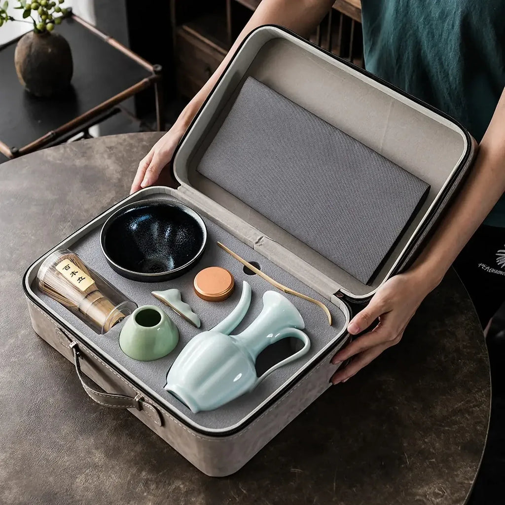 Valise ouverte montrant le contenu du set matcha Chado bol noir
