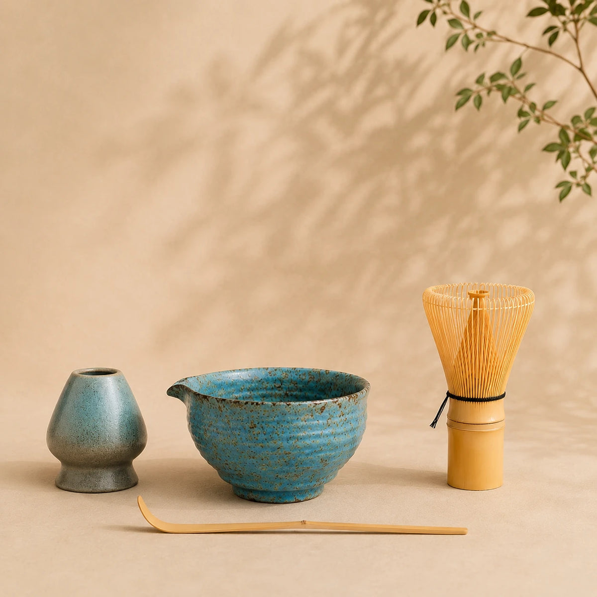 Set matcha Enso coloris bleu mineral - bol verseur bleu nuance avec support assorti sur fond beige