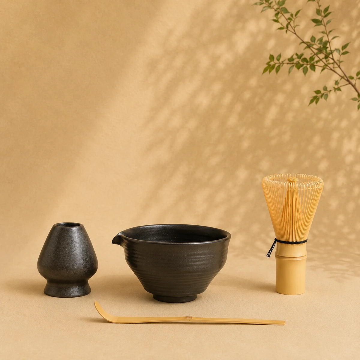 Set matcha Enso coloris noir zen - bol verseur noir mat avec support assorti sur fond beige