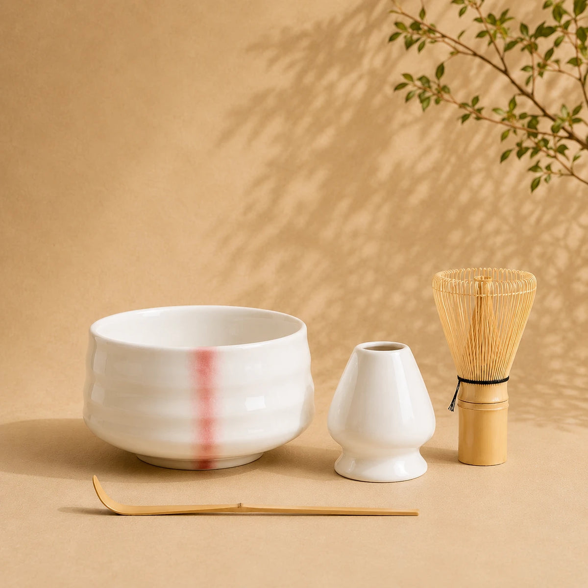 Set matcha Rokuro coloris blanc corail - bol aux stries de tour avec touches rose corail et support assorti sur fond beige