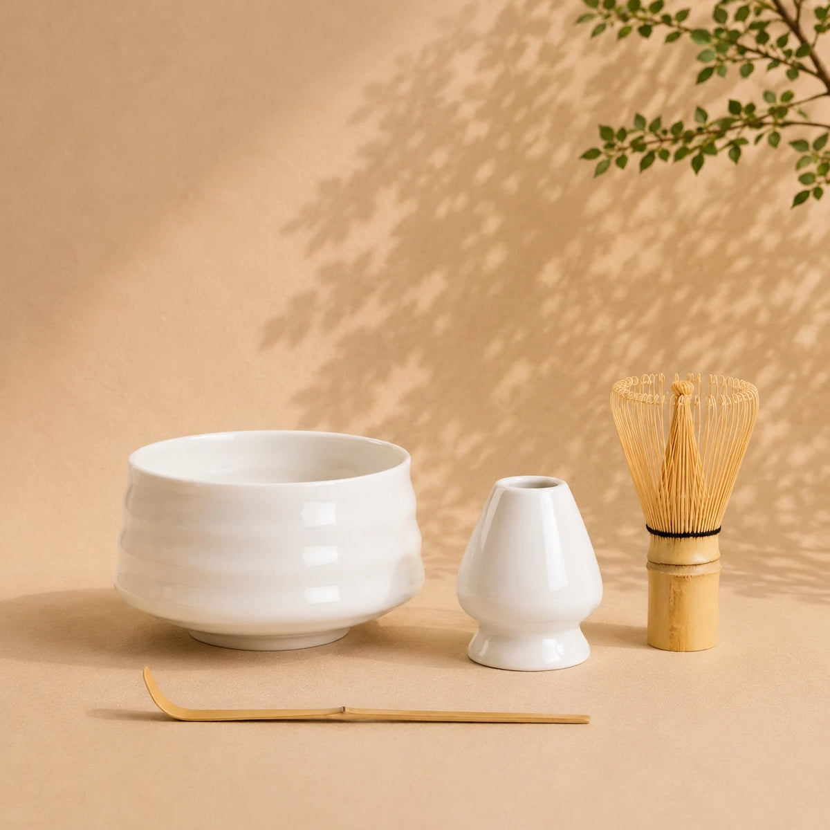 Set matcha Rokuro coloris blanc strié - bol blanc aux stries de tour prononcées avec support assorti sur fond beige