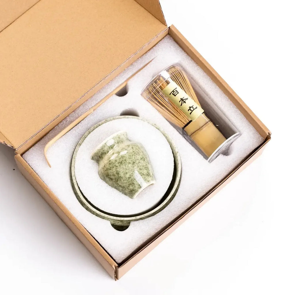 Coffret ouvert du set matcha Rokuro avec bol et accessoires