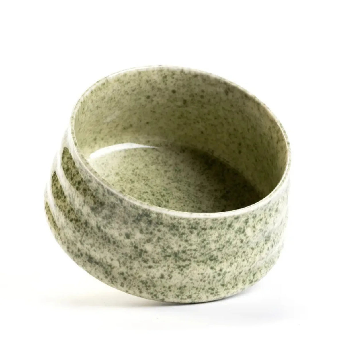 Gros plan sur le bol vert sauge moucheté aux stries de tour - set matcha Rokuro