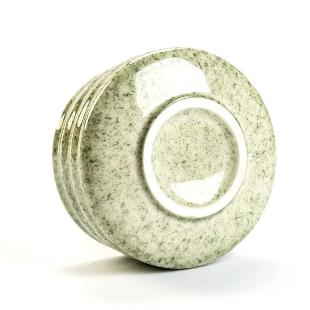 Gros plan sur le dessous du bol vert sauge moucheté - set matcha Rokuro
