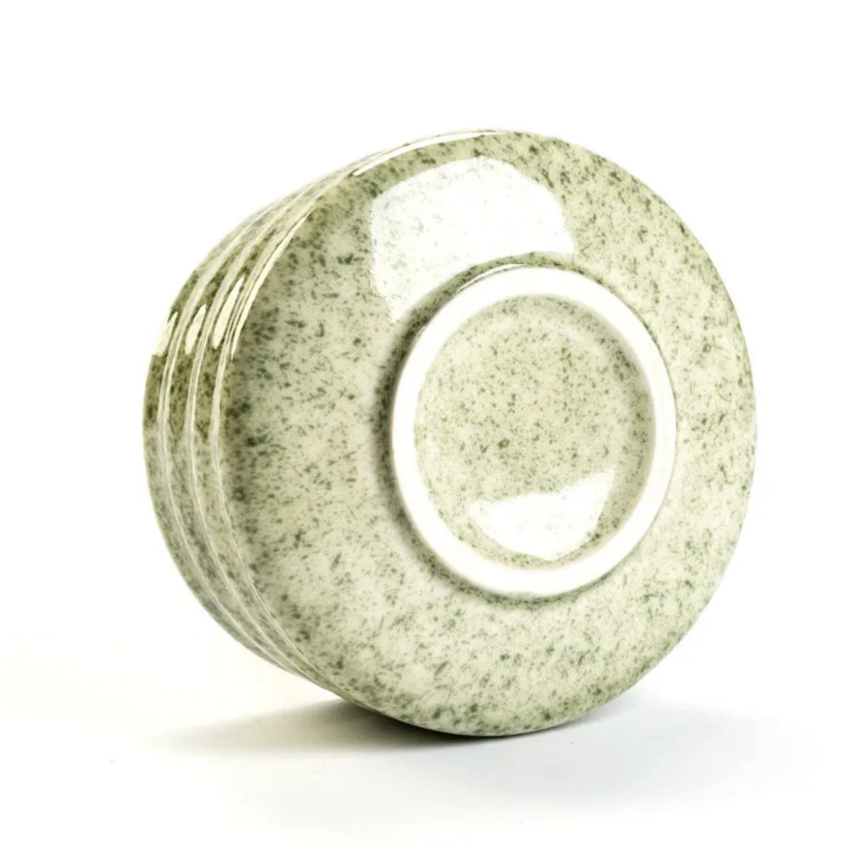 Gros plan sur le dessous du bol vert sauge moucheté - set matcha Rokuro