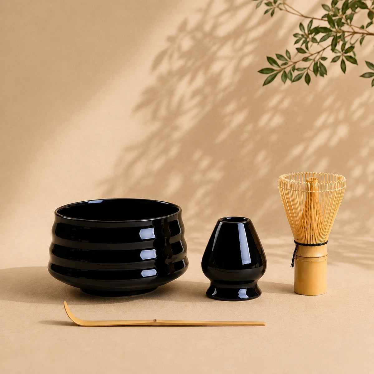 Set matcha Rokuro coloris noir brillant - bol noir laqué aux stries de tour avec support assorti sur fond beige