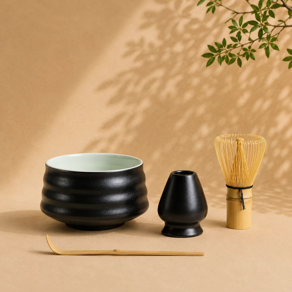Set matcha Rokuro coloris noir intérieur blanc - bol noir aux stries de tour, intérieur blanc et support assorti sur fond beige