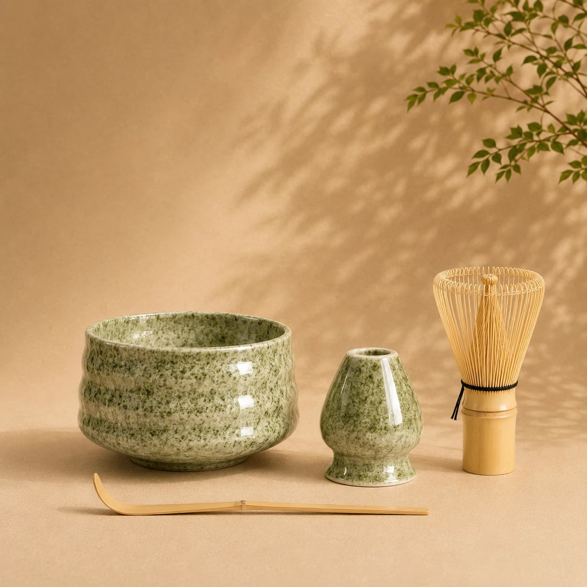 Set matcha Haku coloris vert sauge mouchete - bol vert mineral avec support assorti sur fond beige