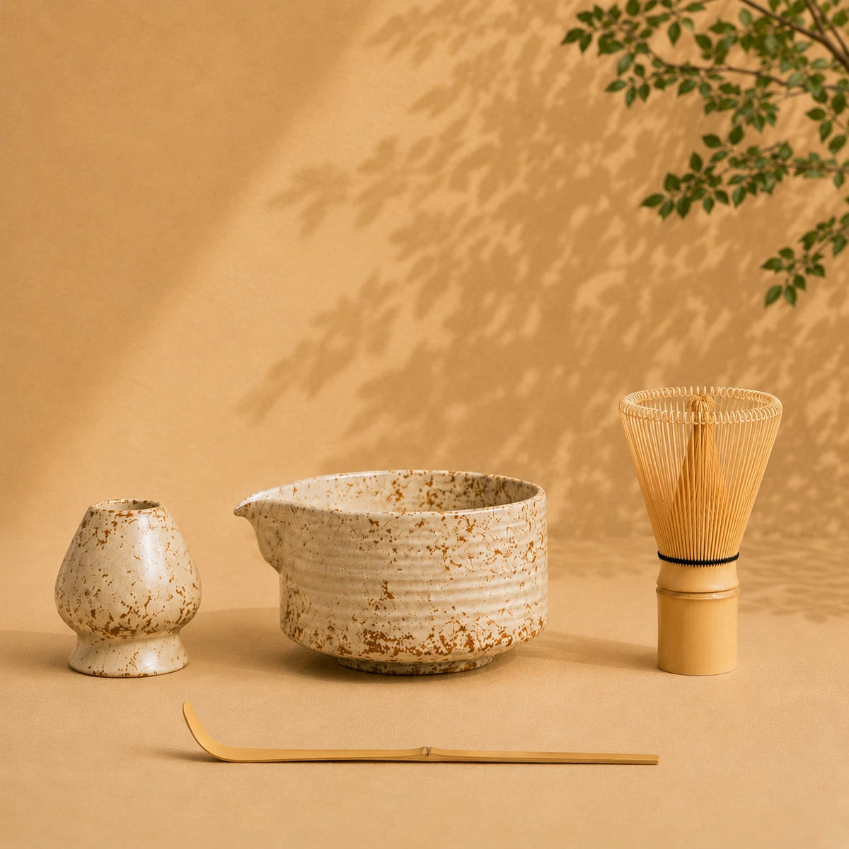Set matcha Sosogu crème moucheté - bol à bec verseur strié avec support et chasen en porcelaine sur fond beige
