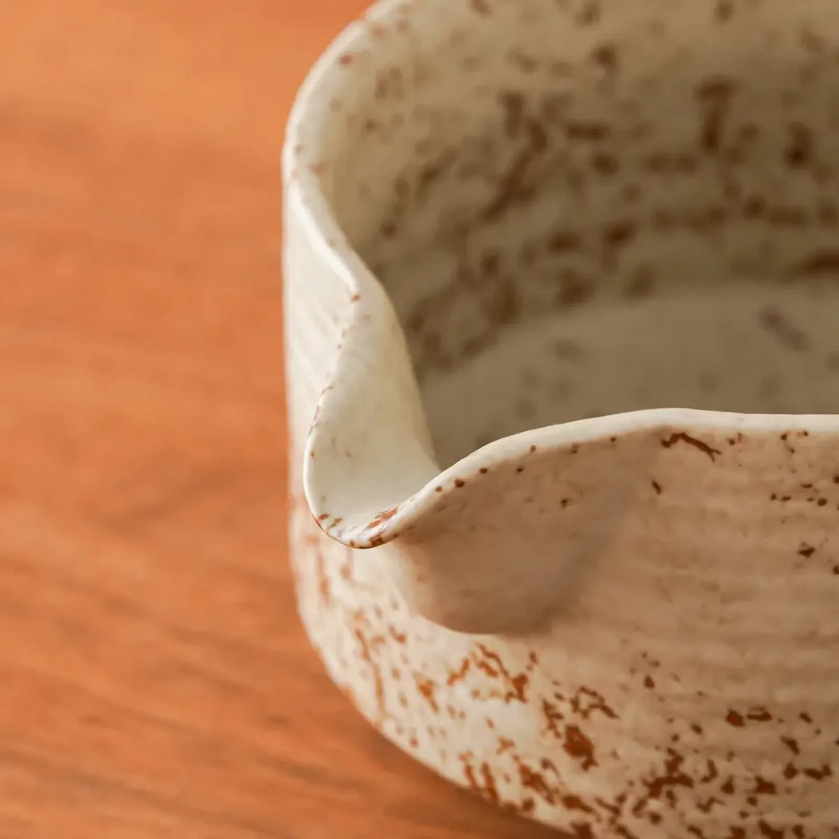 Gros plan sur le bec verseur du bol creme mouchete du set matcha Kaze