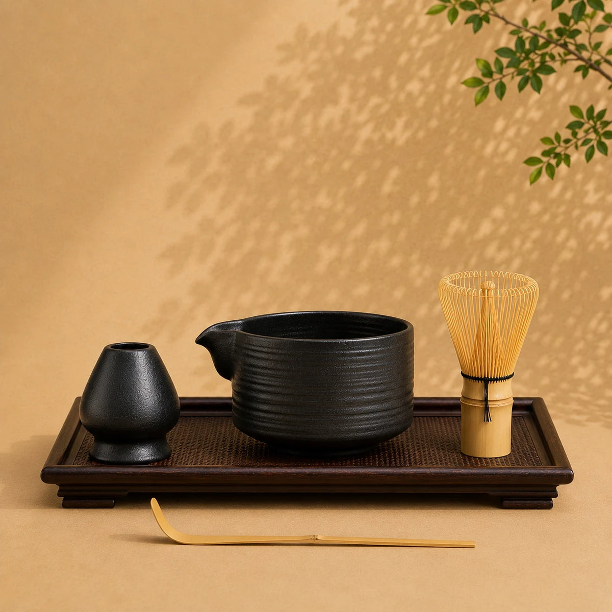Set matcha Kaze coloris noir charbon - bol verseur noir strie avec support et chasen sur plateau bois fonce sur fond beige