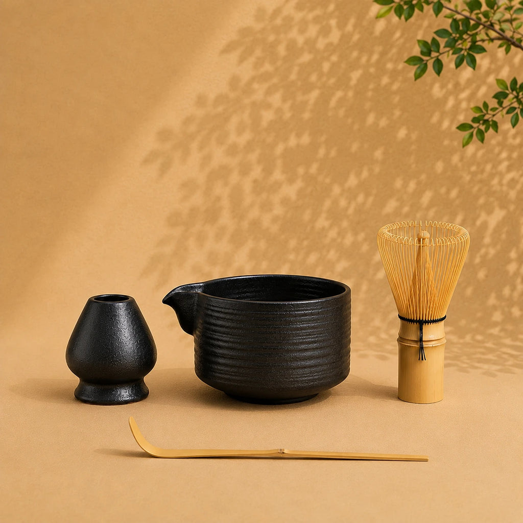Set matcha Sosogu noir charbon - bol à bec verseur strié avec support et chasen en porcelaine sur fond beige