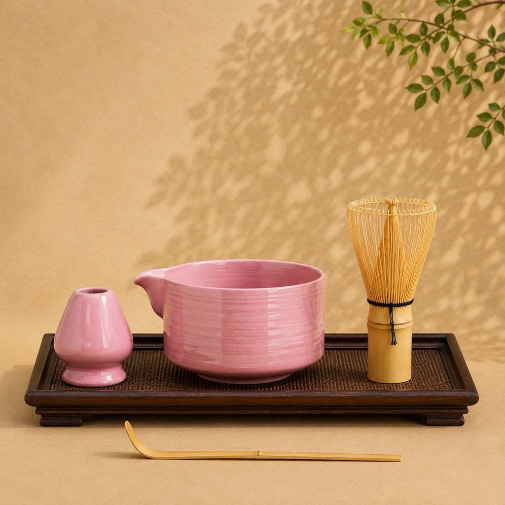 Set matcha Kaze coloris rose mauve - bol verseur rose mauve avec support et chasen sur plateau bois fonce sur fond beige