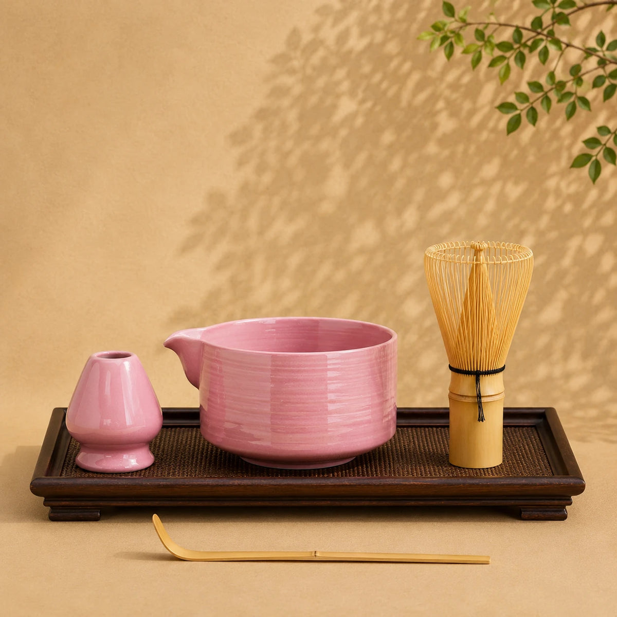 Set matcha Kaze coloris rose mauve - bol verseur rose mauve avec support et chasen sur plateau bois fonce sur fond beige