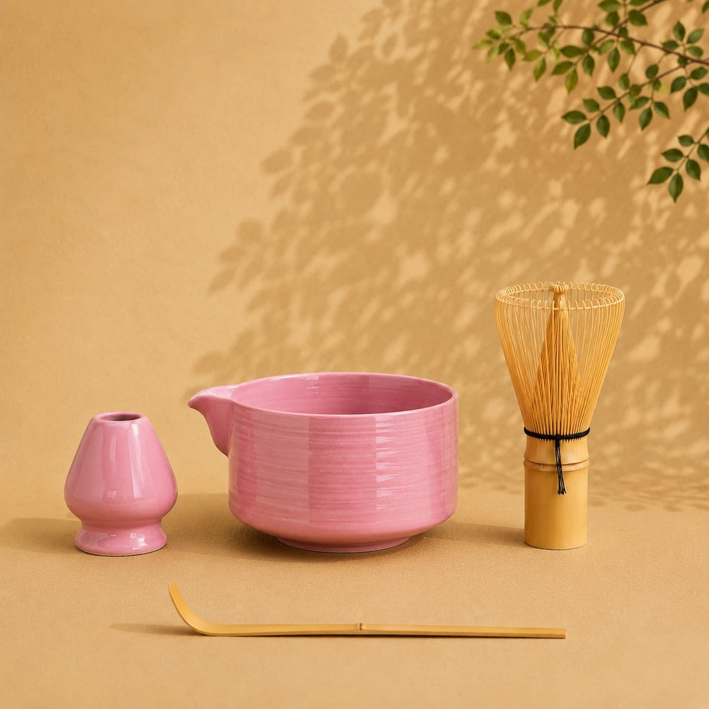Set matcha Sosogu rose mauve - bol à bec verseur strié avec support et chasen en porcelaine sur fond beige