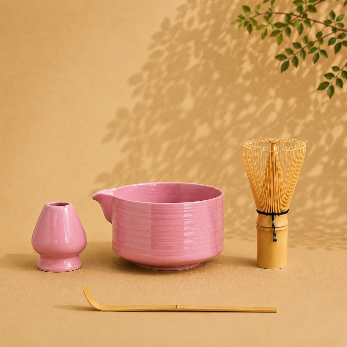 Set matcha Sosogu rose mauve - bol à bec verseur strié avec support et chasen en porcelaine sur fond beige