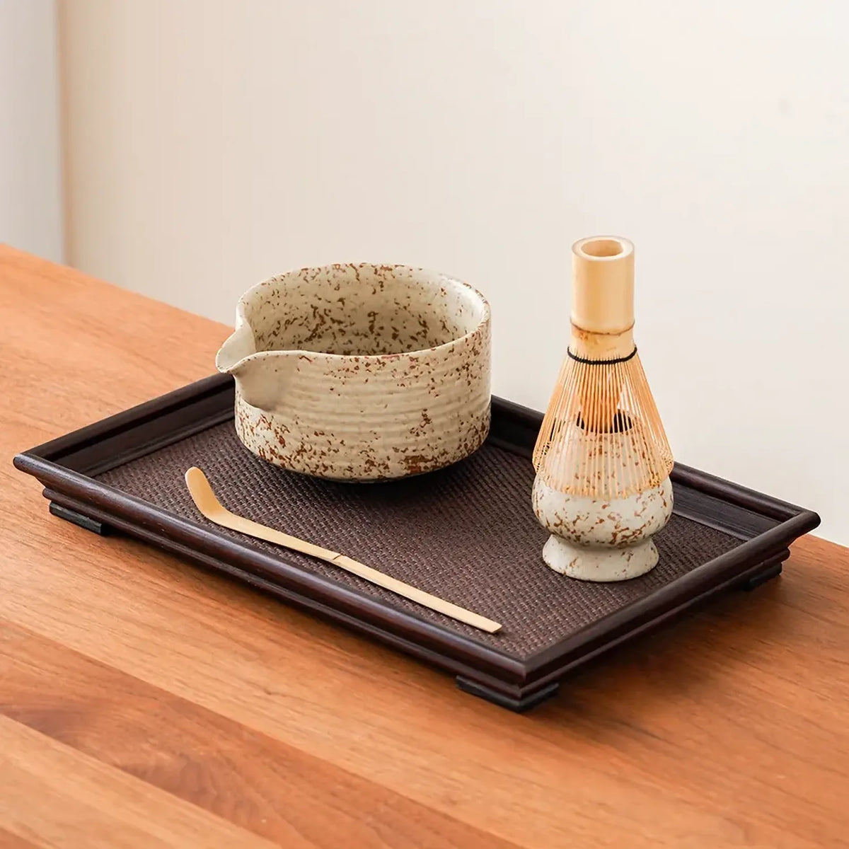 Vue d ensemble du set matcha Kaze creme mouchete avec accessoires sur plateau