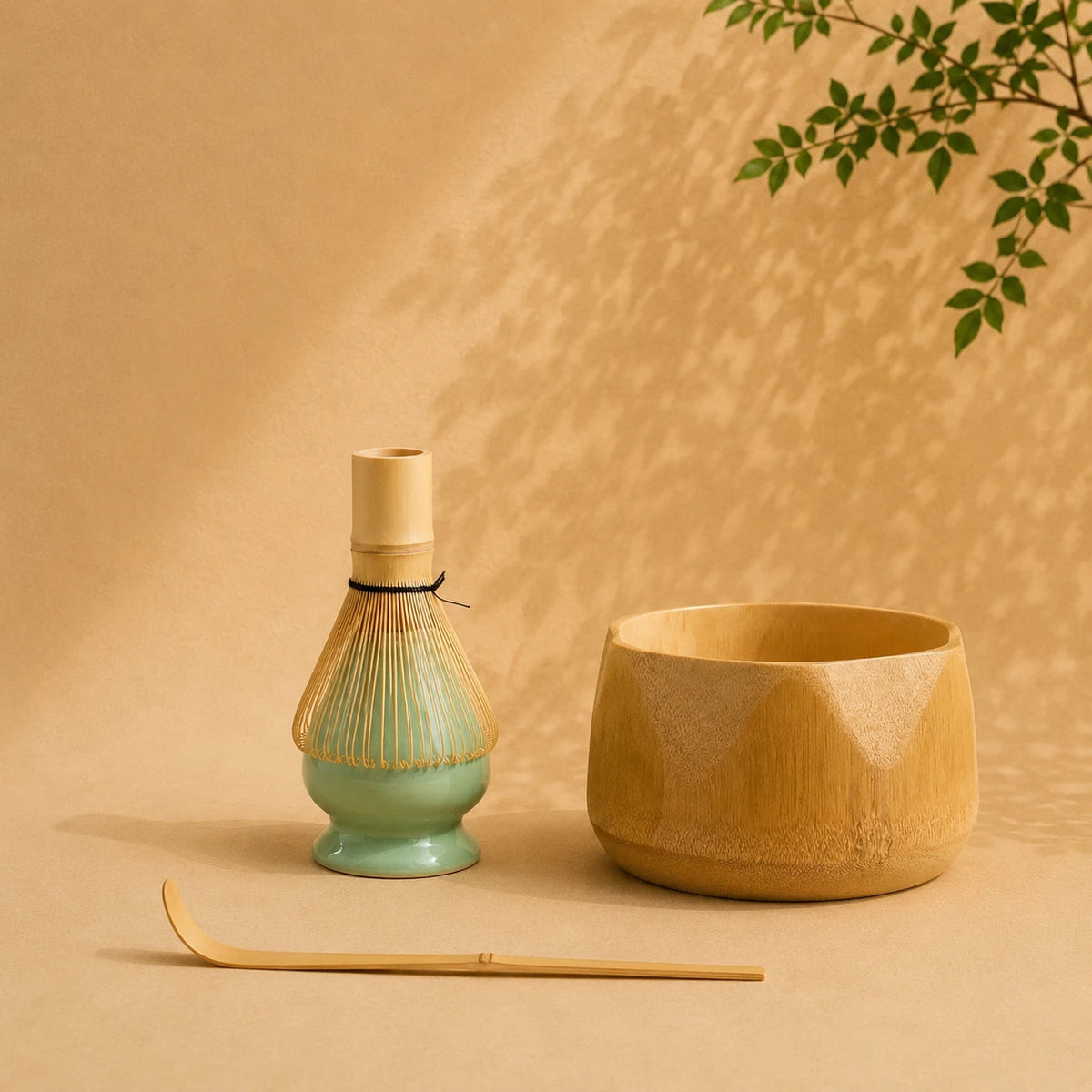 Set matcha Mugon céladon naturel - bol grès format 180 ml céladon doux avec support assorti sur fond beige