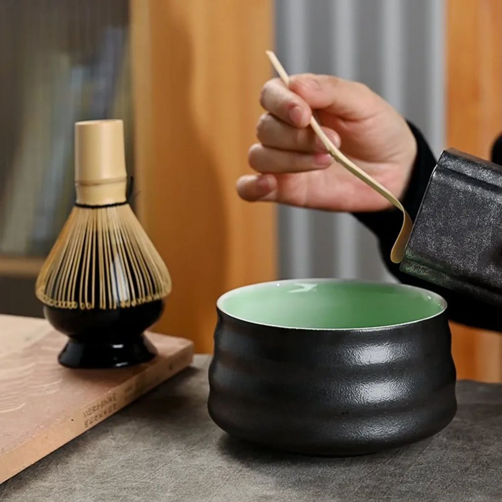 Geste de préparation avec chashaku au-dessus du bol du set matcha Mugon