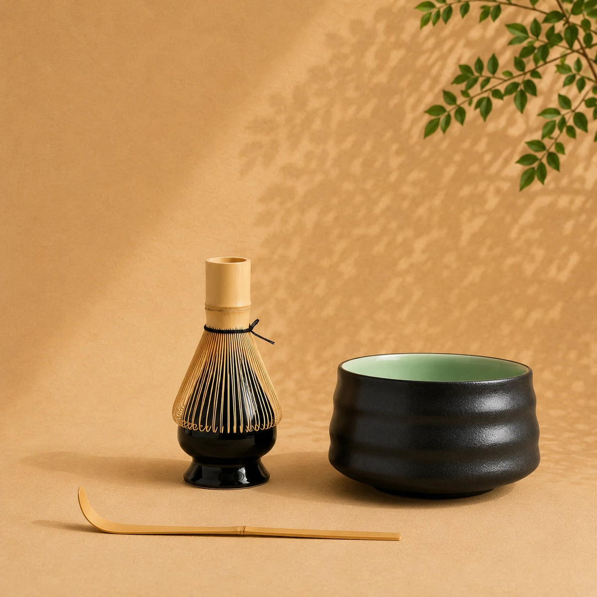 Set matcha Mugon coloris noir mat celadon - bol noir mat interieur celadon avec support noir sur fond beige