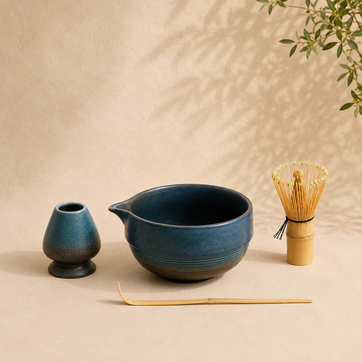Set matcha Shizuku coloris bleu indigo - bol bleu profond avec support assorti sur fond beige