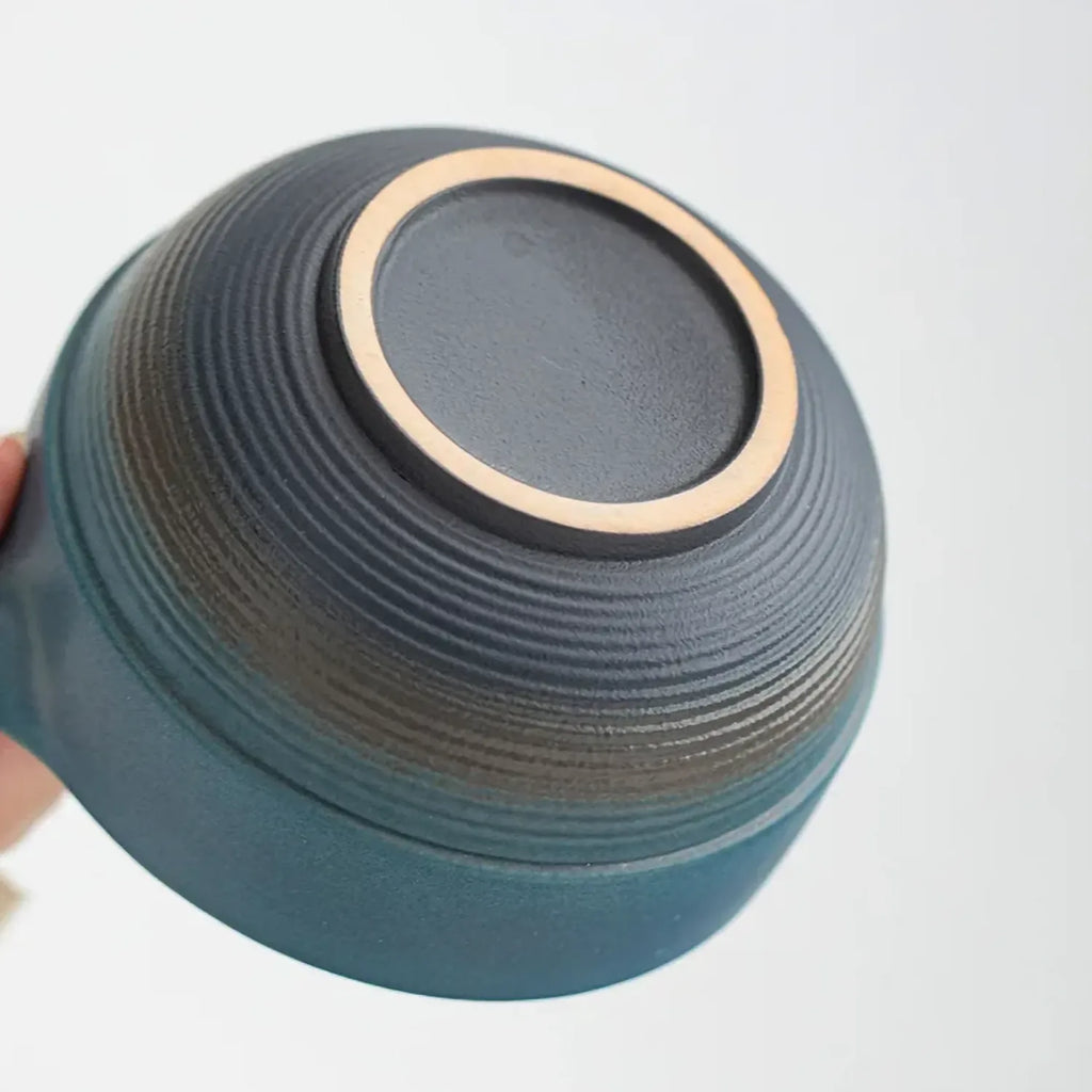 Gros plan sur le dessous du bol bleu indigo du set matcha Shizuku