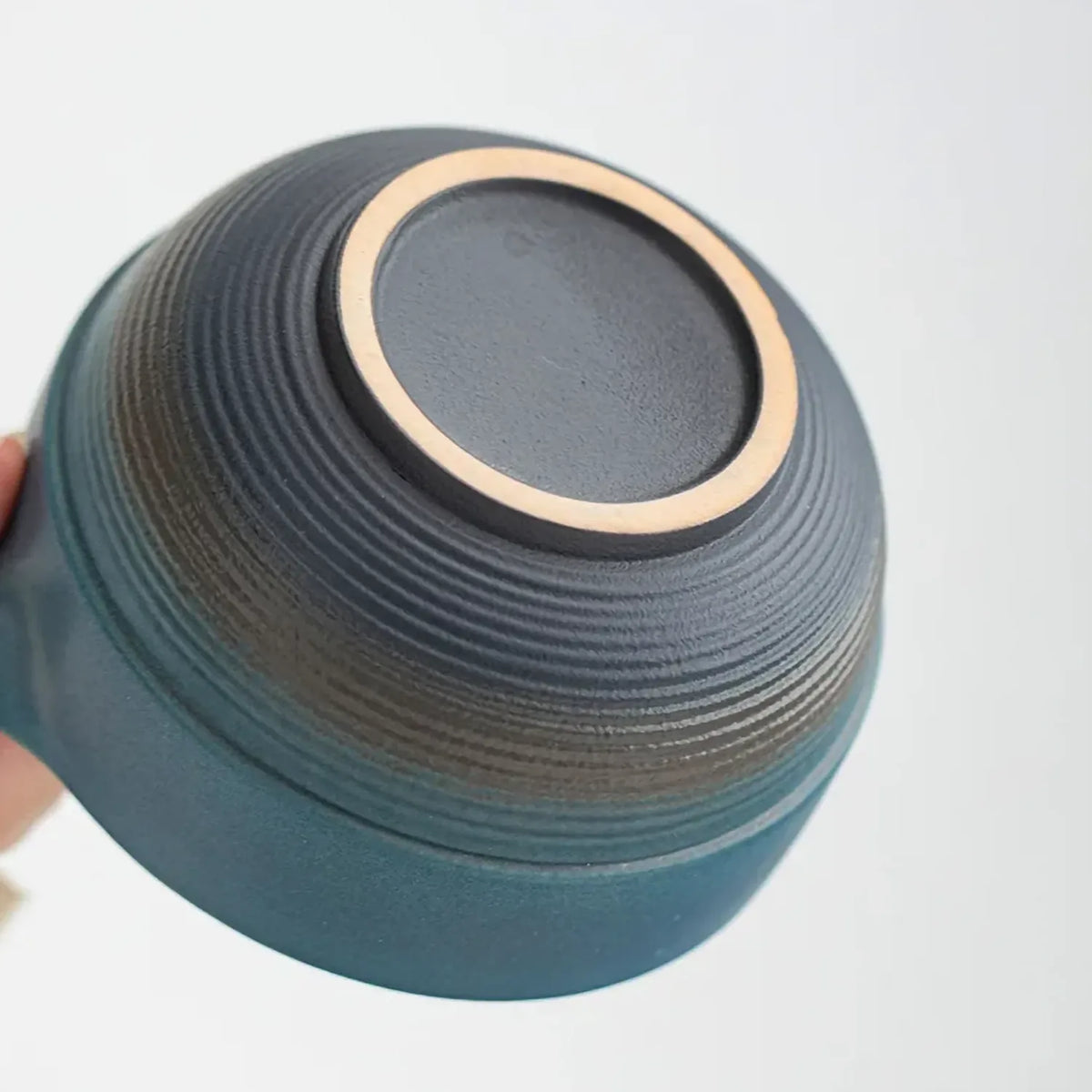 Gros plan sur le dessous du bol bleu indigo du set matcha Shizuku