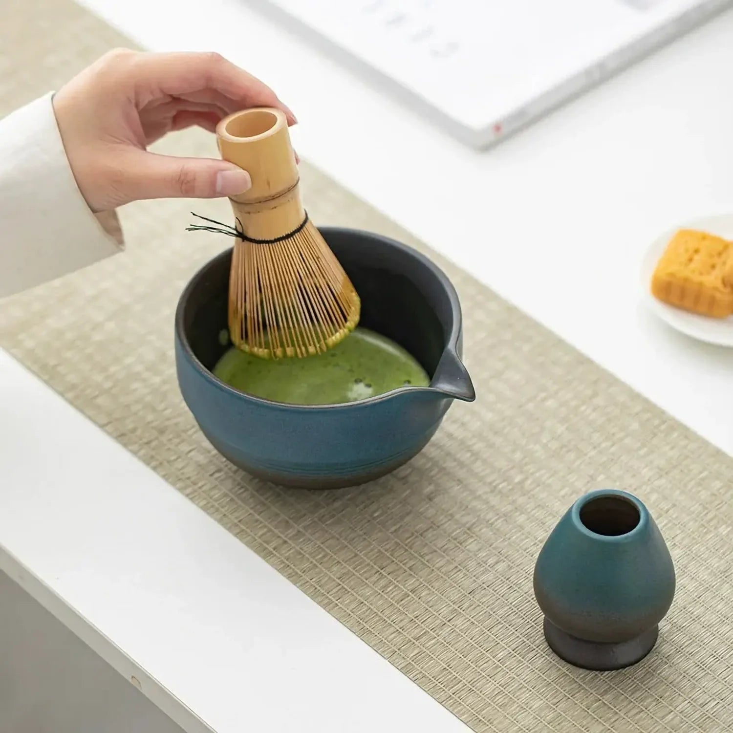 Geste de preparation avec fouet sur le bol noir du set matcha Shizuku Image
