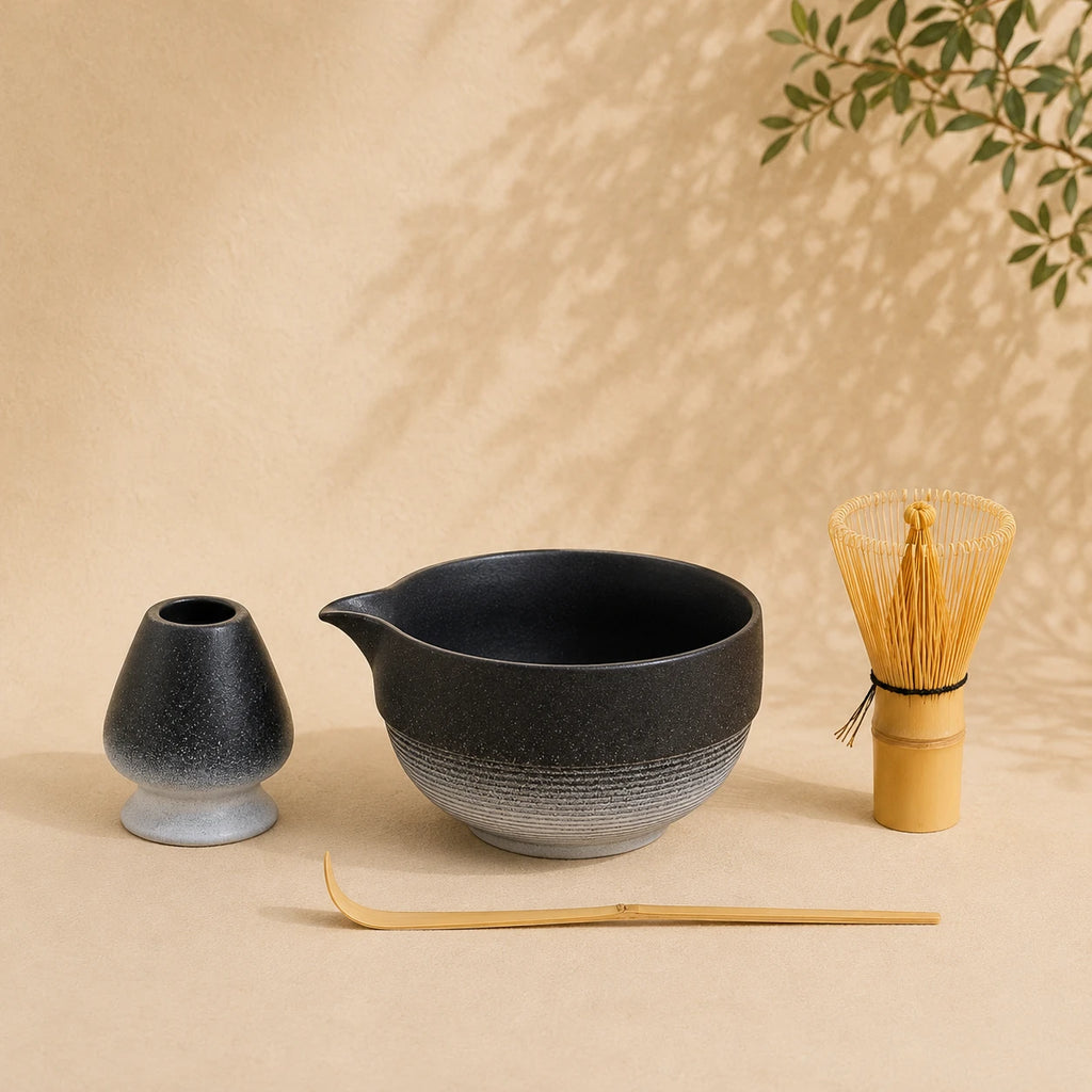 Set matcha Shizuku noir charbon - bol bicolore avec bec verseur, base grès brut strié et support sur fond beige