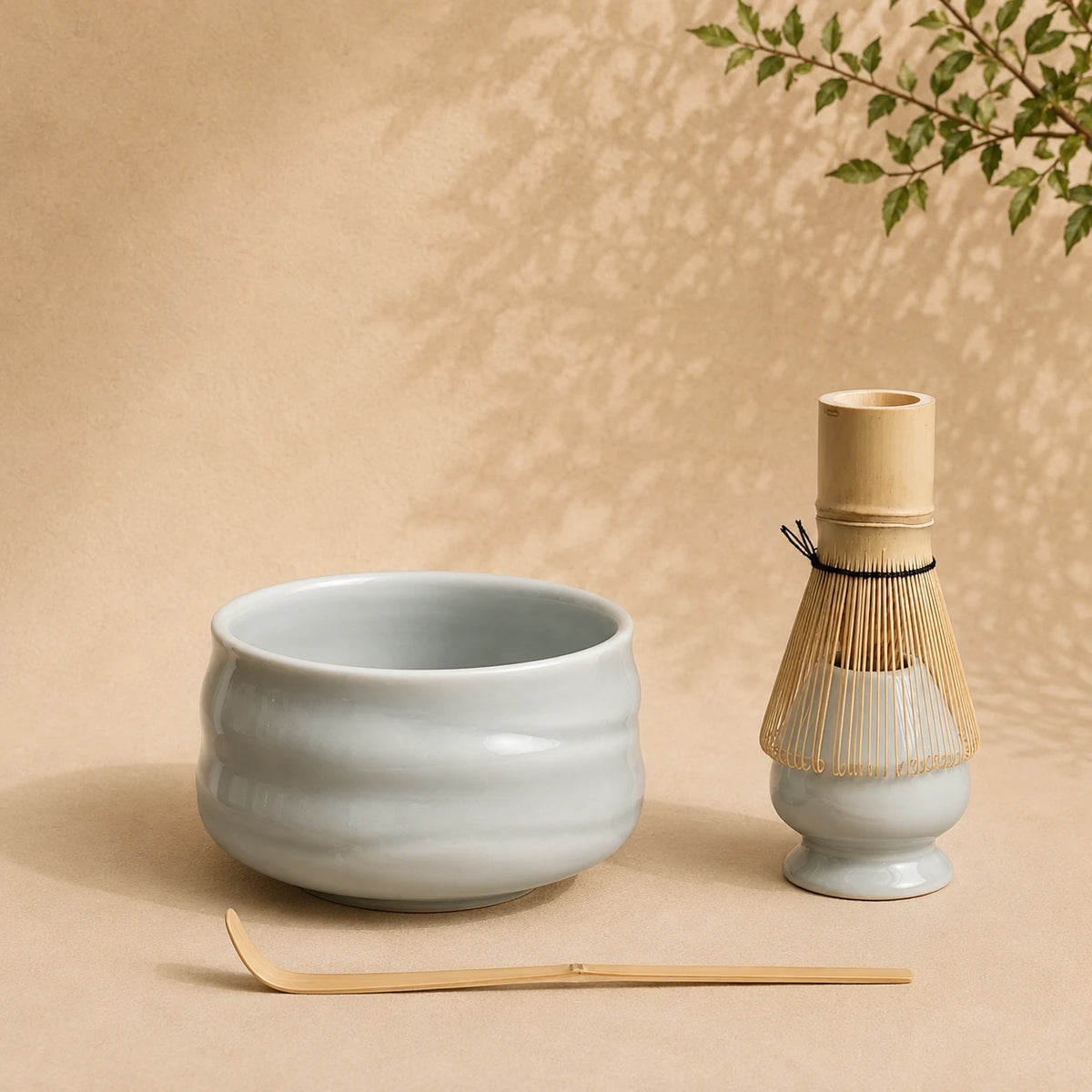 Set matcha Tsubaki gris glacé - bol Dehua émaillé gris perle à relief cannelé et chasen sur fond beige