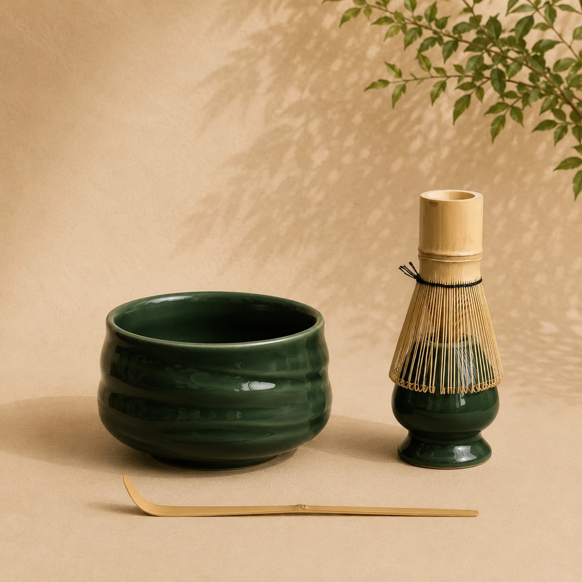 Set matcha Tsubaki vert bambou - bol Dehua émaillé vert profond à relief cannelé et chasen sur fond beige